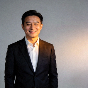 爱游戏体育官网CEO张明远先生肖像，面带微笑展现领导风范